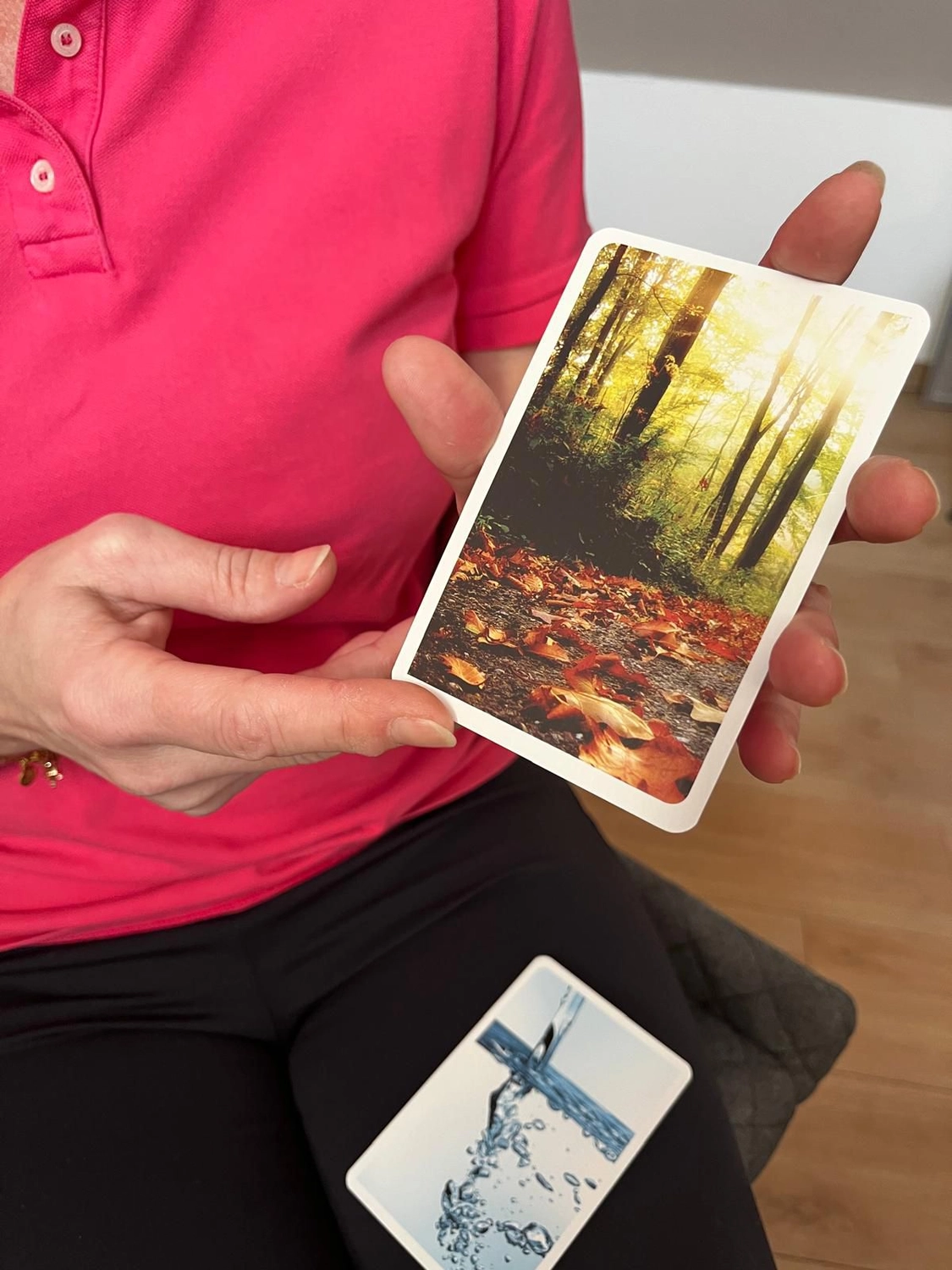 Petra Van Bergen – Supervision und Coaching – Das Bild zeigt Orakel- oder Tarotkarten, die typischerweise eher als Hilfsmittel für Achtsamkeit, Selbstbeobachtung und das Gewinnen persönlicher Erkenntnisse und nicht für traditionelle Spiele verwendet werden.