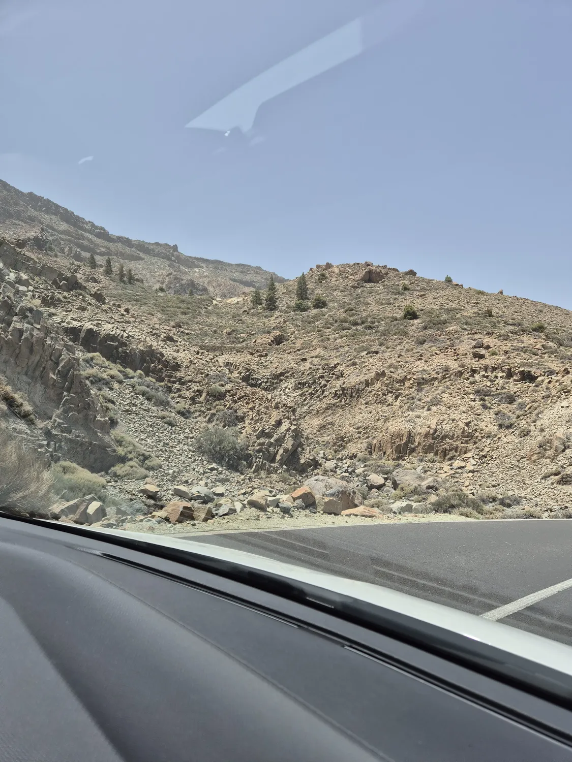 Petra Van Bergen – Supervision und Coaching – Dieses Bild zeigt einen malerischen Roadtrip durch eine Bergregion.